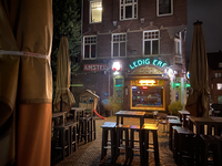 904933 Gezicht op het gesloten terras en café Ledig Erf (Tolsteegbrug 3) te Utrecht, in verband met de maatregelen ...
